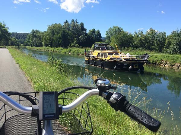 Péniche le long du canal sur leDoubs à vélo