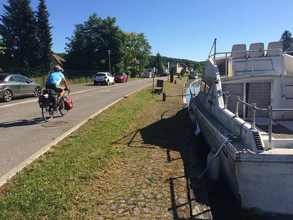 Cycliste à l'Isle-sur-le-Doubs au bord du canal du Rhône au Rhin