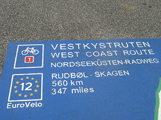 Signalisation de l'EuroVelo 12, véloroute de la Mer du Nord, au Danemark