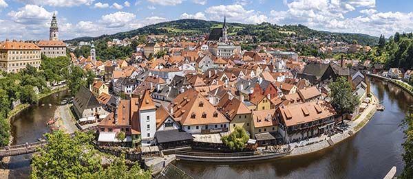 Český Krumlov au coeur de la forêt bohémienne de République Tchèque