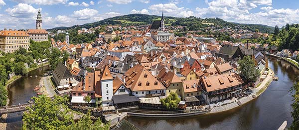 Český Krumlov au coeur de la forêt bohémienne de République Tchèque