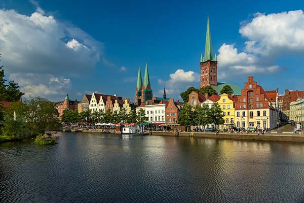 À Lübeck en Allemagne, l'EuroVelo 13 commence à suivre l'Elbe