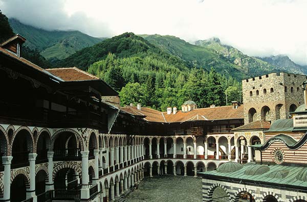 L'EuroVélo 13 en Bulgarie, au Monastère de Rila