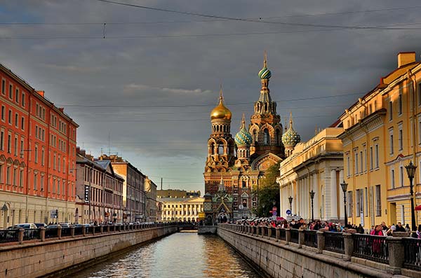 La véloroute traverse l'impériale Saint Petersbourg en Russie