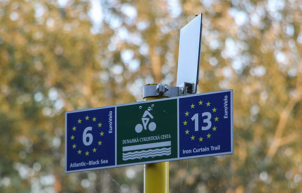 Panneau de signalisation sur l'EuroVelo 13 véloroute du Rideau de Fer