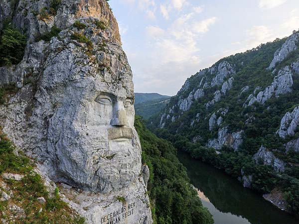 La statue de Décébale surplombe le Danube sur l'EurvoVelo 13