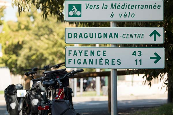 Signalisation sur la Méditerranée à vélo