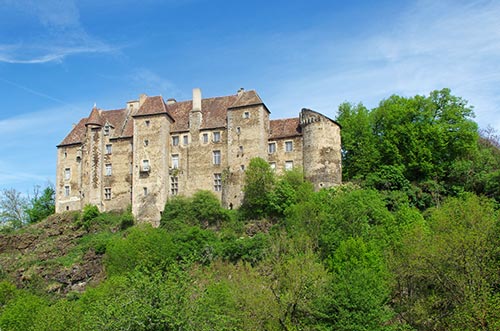 Le château de Boussac domine l'itinéraire du Tour de Creuse à vélo