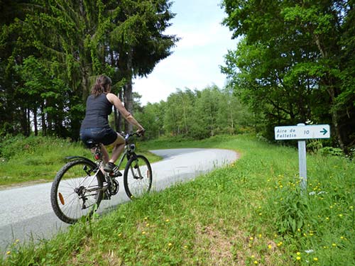 Signalisation sur le Tour de Creuse à vélo proche de Felletin