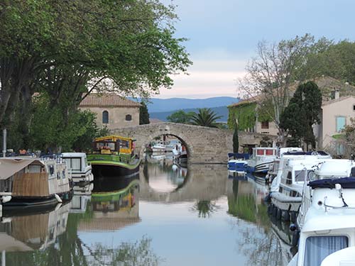 Le Somail, entre péniches et canal