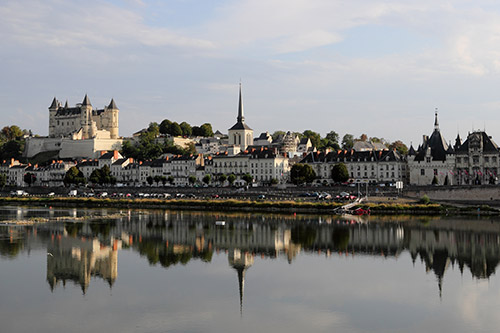 Panorama de Saumur et son château depuis la Loire