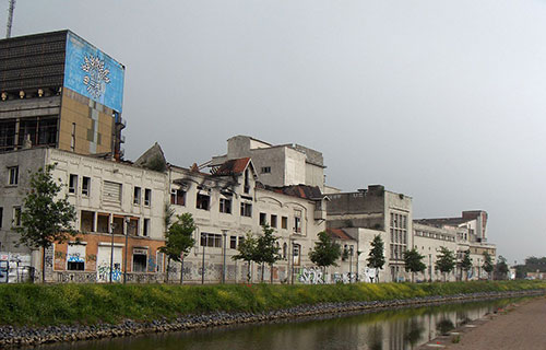 Paysage industriel de l'ancienne brasserie Terken Quai d'Anvers au bord du Canal de Roubaix à vélo