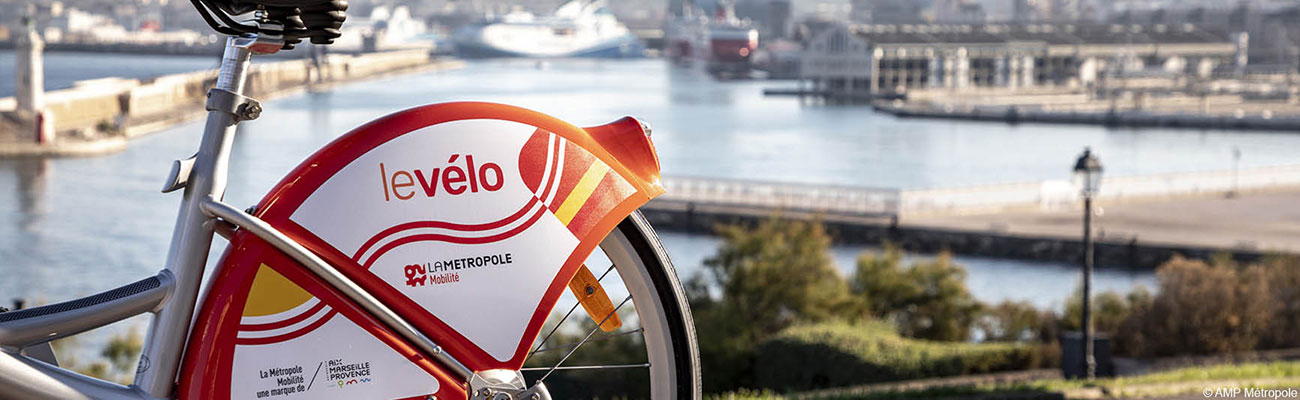 Le vélo fait peau neuve en orange et blanc