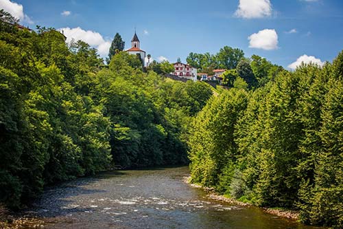 Cambo les Bains au dessus de la Nive