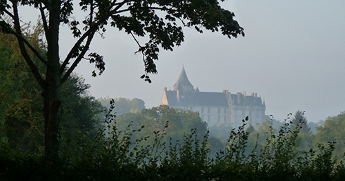 Le château de Chateaudun dans la brume de la Vallée du Loir à vélo