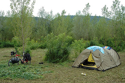 Un campement de voyageur à vélo