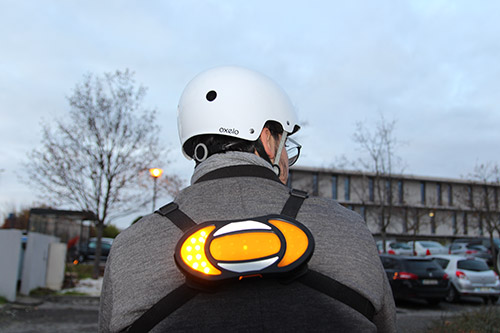 Le Clic-Light positionné dans le dos d'un cycliste