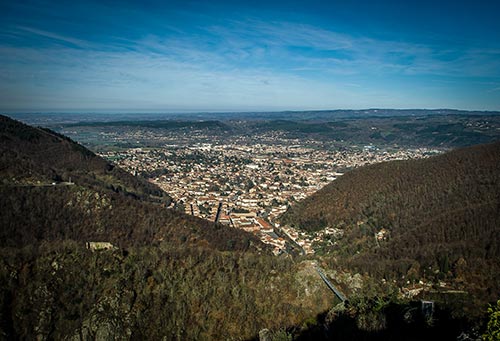 Vue de Mazamet et de sa passerelle depuis Hautpoul