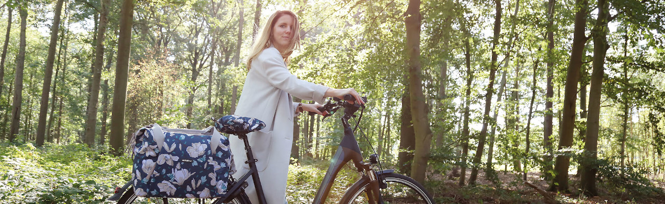 Sacoches magnolia sur vélo électrique