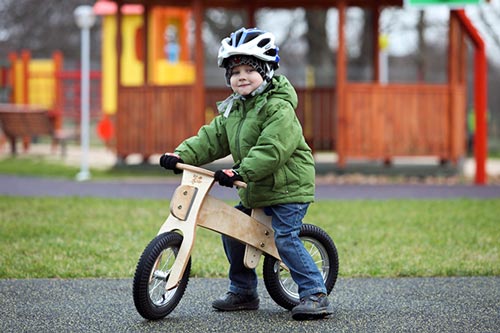 La draisienne en bois durable DipDap pour l'éveil, un cadeau enfant à vélo