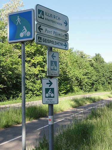 Panneaux de signalisation sur la Piste des Forts