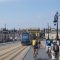 Tram et vélo sur le pont de Pierre à Bordeaux