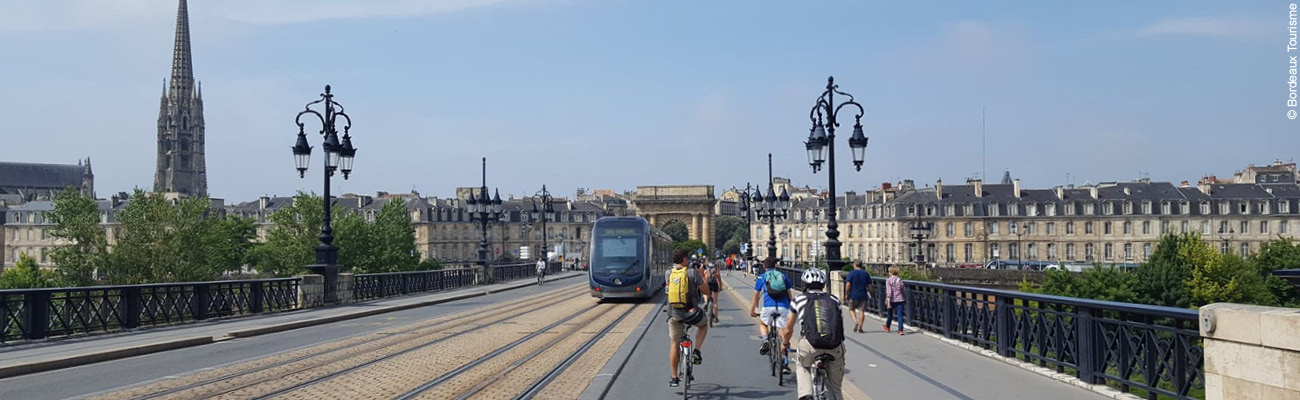 Tram et vélo sur le pont de Pierre à Bordeaux