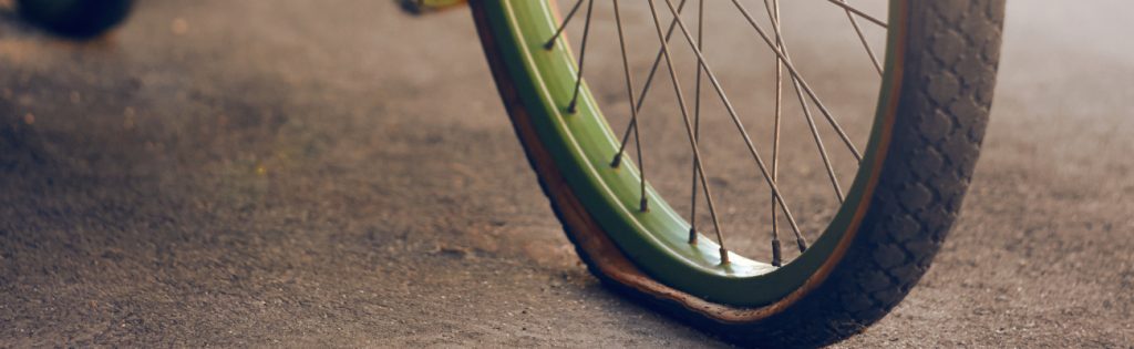 Réparer Un Pneu De Vélo Crevé à L'aide De Colle Et De Patch