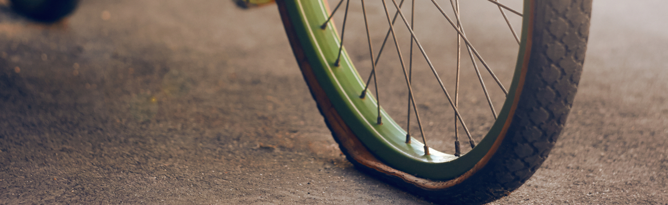 Comment coller une rustine correctement sur une chambre à air vélo?