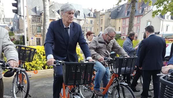 Pour certains candidats comme Stéphane Le Foll, le vélo est un argument pour les élections municipales Le Mans 2020