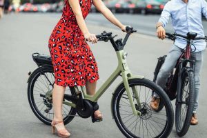 Cycliste en robe rouge et talons haut