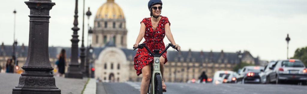 femme en mini jupe sur un velo