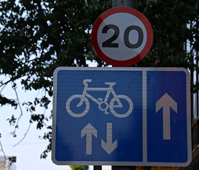 Panneau de signalisation indiquant une piste cyclable