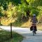 Des cyclotouristes dans la nature de la Dolce Via