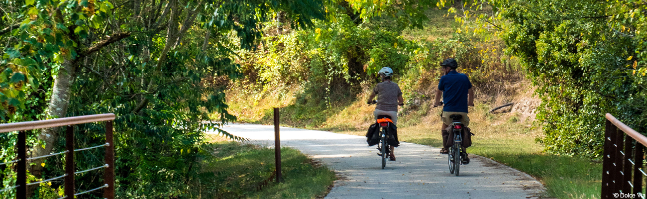 Des cyclotouristes dans la nature de la Dolce Via