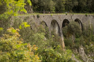 Un viaduc sur l'Ardèche à vélo