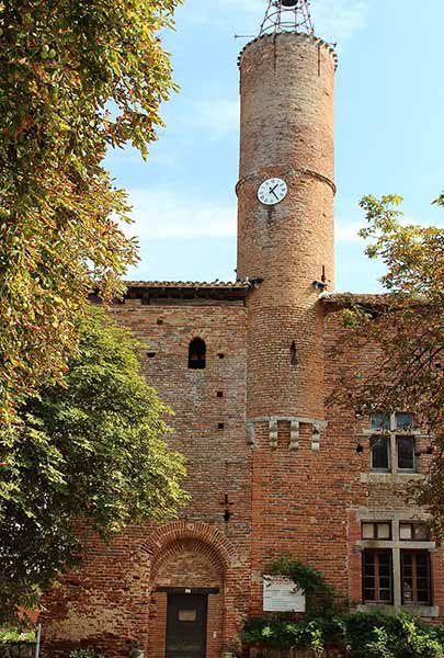 Bastide en briques rouges à Bioule