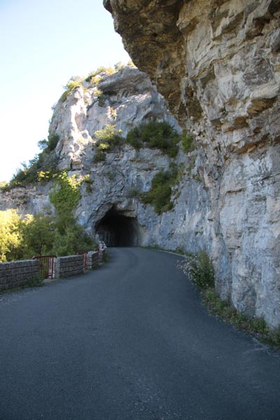 L'itinéraire Aveyron à vélo suit la route de la corniche de longs kilomètres