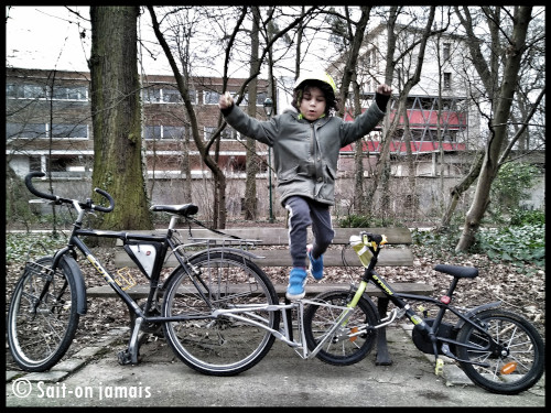 Enfant heureux avec le FollowMe tandem