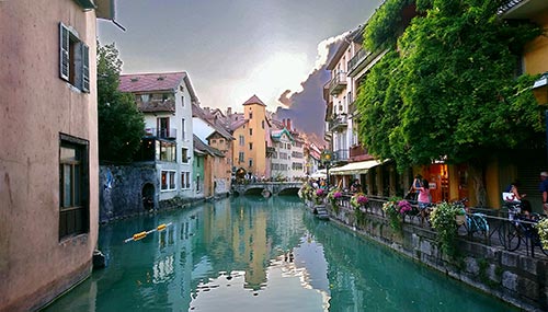 Vieil Annecy coloré sur la Route des Fromages de Savoie