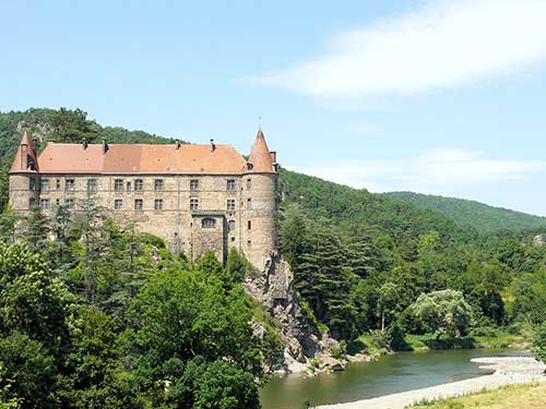 Le Chateau de Lavoute sur la Via Fluvia