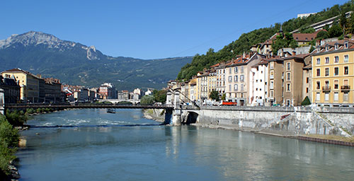 Grenoble et paysage montagneux