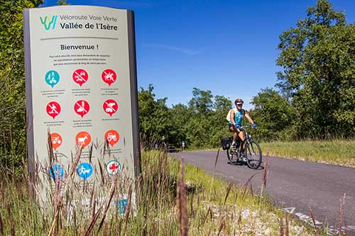 Cyclotouriste sur la Vallée de l'Isère à vélo