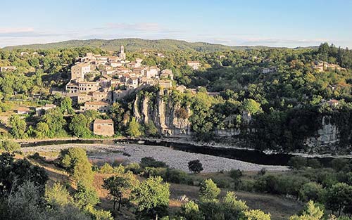 Le village perché de Balazuc, un détour inévitable sur l'Ardèche à vélo