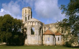 Abbaye le long du canal de garonne à vélo