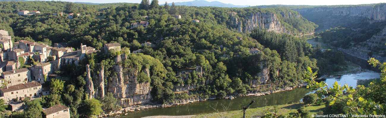 Le village de Balazuc suspendu au-dessus de l'Ardèche