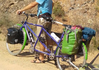 Montage de porte-bagages et de sacoches, la dernière étape de notre rénovation de tandem