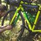 réparation en voyage à vélo par un homme lors de son trip bikepacking cyclotourisme