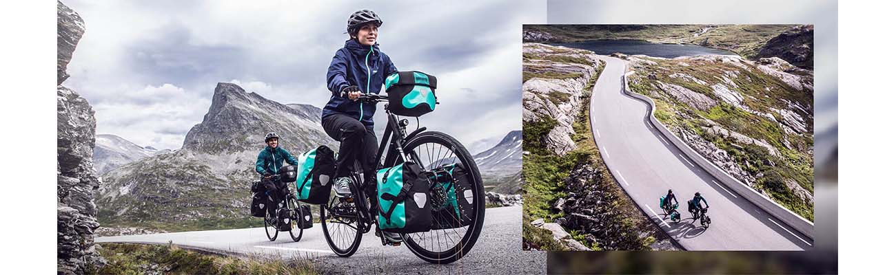 Deux cyclotouristes avec des sacoches sans pvc bleu lagon