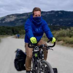 Cycliste visage couvert lors d'un voyage à vélo pour se protéger du vent